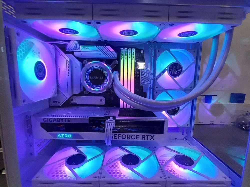 Montagem gaming branca com watercooling Lian Li e ventoinhas RGB
