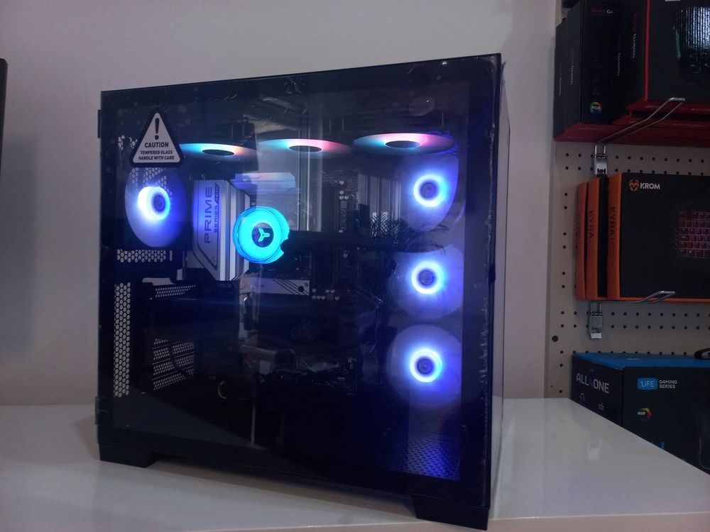 Torre gaming preta com ventoinhas RGB, montada na loja