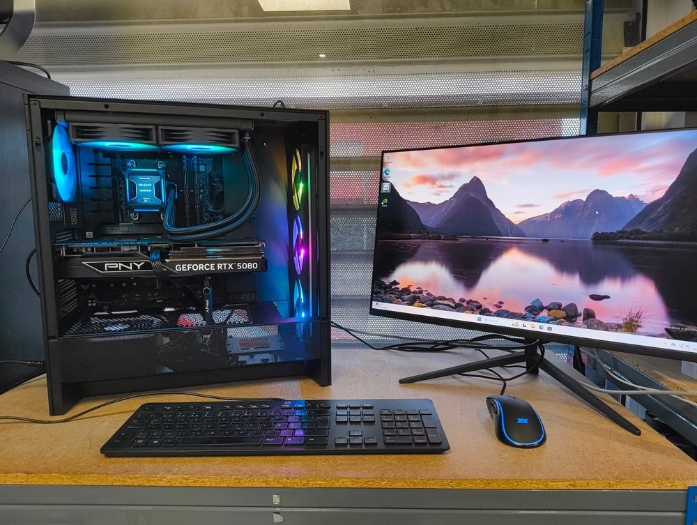 Torre gaming com iluminação azul na bancada da loja